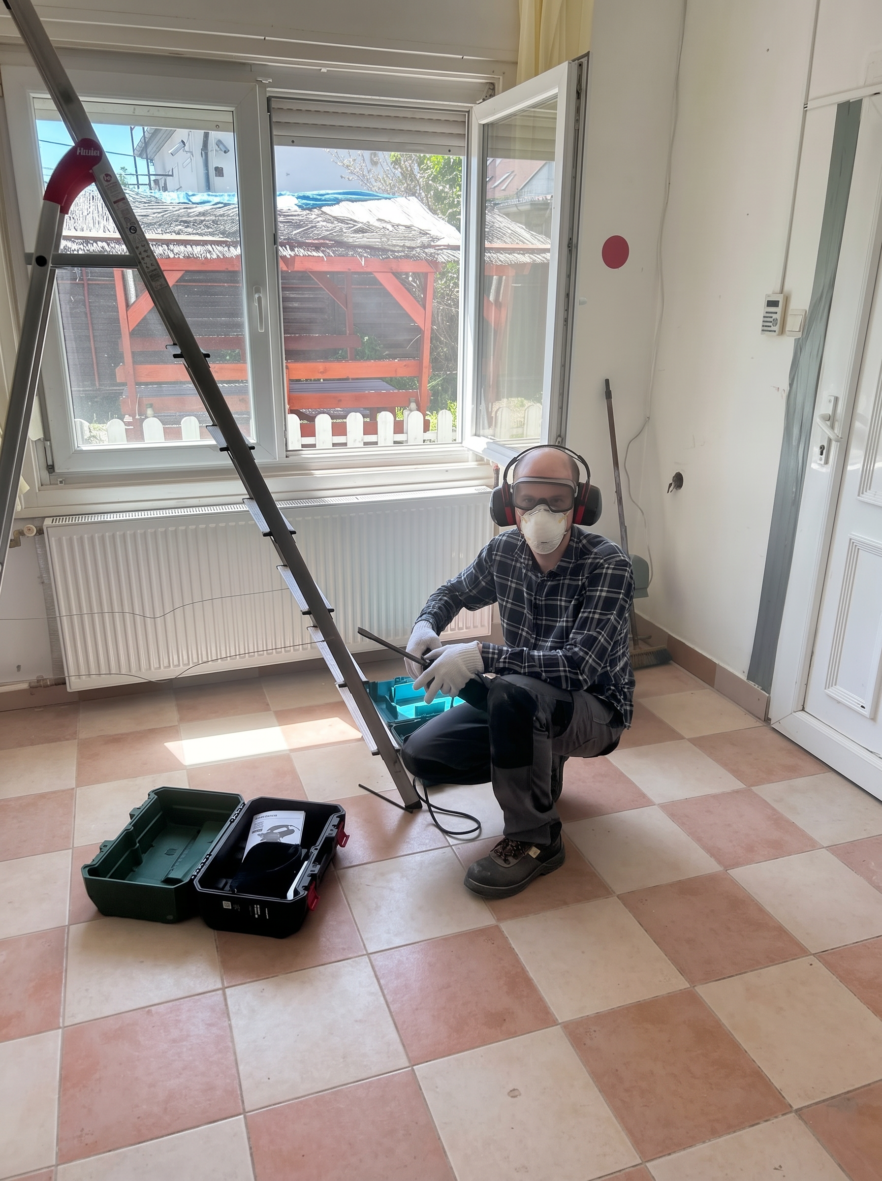 Védőfelszerelésben készülünk a bontásra